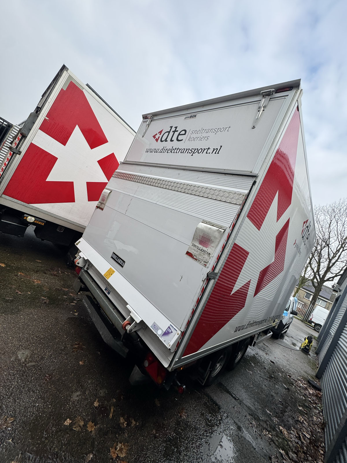Wagenpark van DTE Transport gereinigd door Blink It